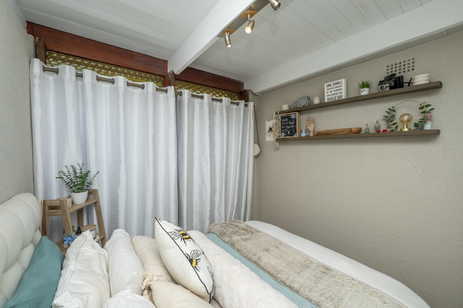 5 Bedroom Property for Sale in Kenridge Western Cape